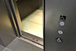 エレベーターの車椅子マーク