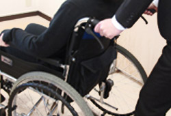 車椅子を介助する人のイメージ